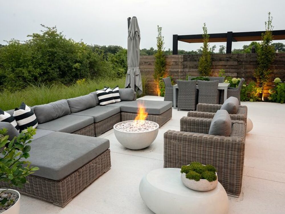 60424de76748c1685274d207_Contemporary-Backyard-Patio-Design-p-800
