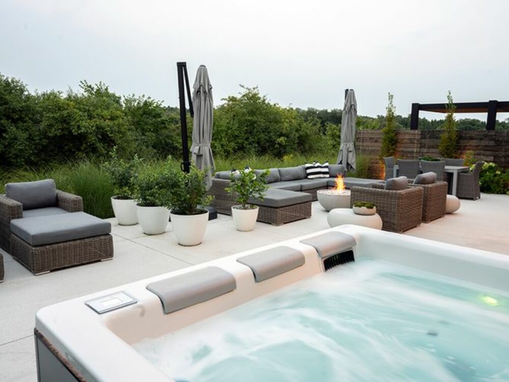 60424de7cd7d0a46f12a2b42_Hot-Tub-Modern-Landscape-p-800